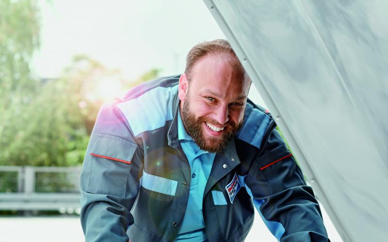  Mécanicien Bosch Car Service sous le capot