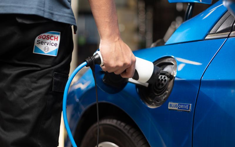 Opladen van een elektrische auto na onderhoud bij Bosch Car Service