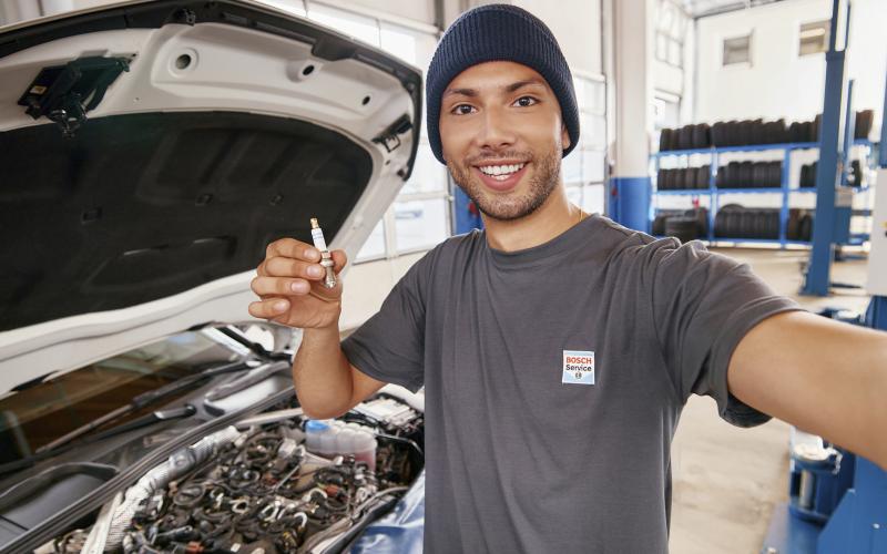 Bosch Car Service monteur monteert een bougie