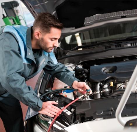  Un technicien Bosch Car Service effectue une vérification de la climatisation