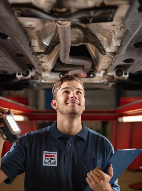 Bosch Car Service monteur voert APK uit