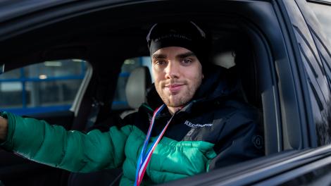 Patrick Roest in een auto bij Bosch Car Service